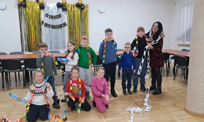 Kolorowy łańcuch na choinkę 